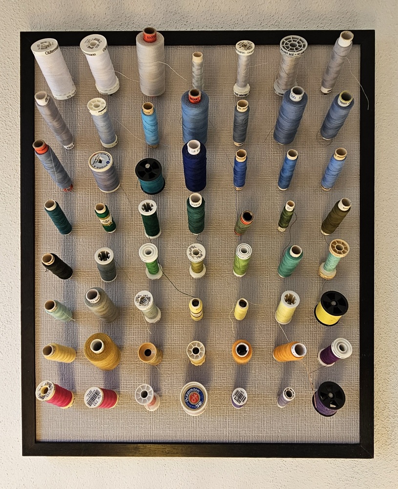 Werkstatt-Impression: Garnrollen-Wand