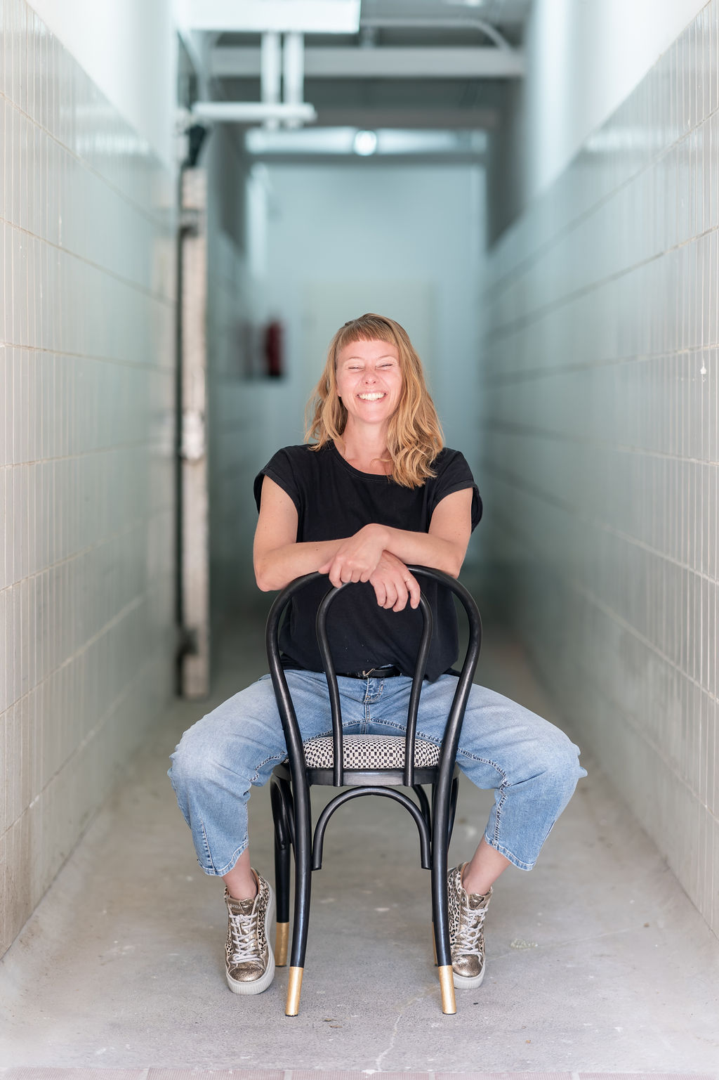 Anna Burtscheidt-Seeger, Inhaberin von Möbelmädchen, auf einem Thonet-Stuhl