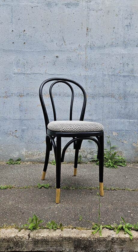 Thonet-Stuhl, schwarz, neu gepolstert